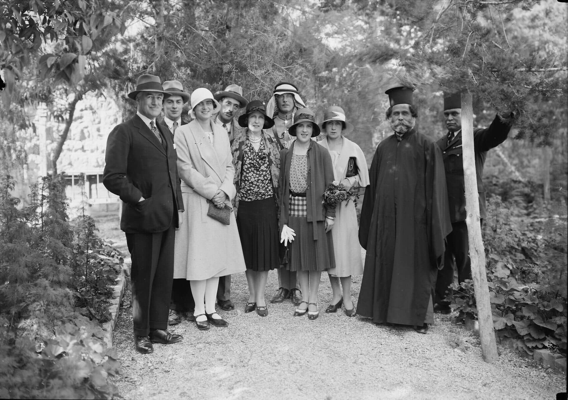 הנציב העליון הבריטי ג'ון צ'נסלור, משמאל, עם הנסיכה אילאנה מרומניה ואישים נוספים בגן שלו, בסביבות 1930 (צילום: רשות הציבור)