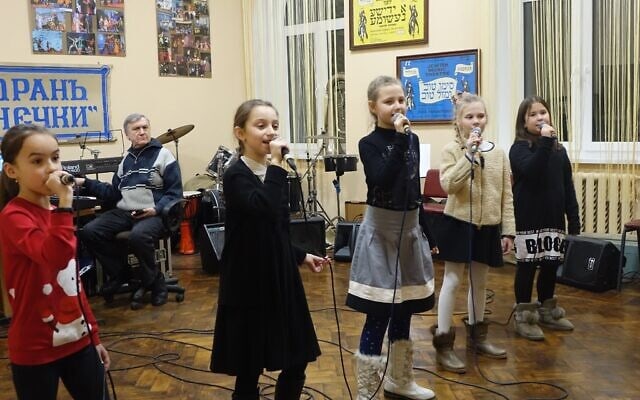 ילדות שרות במסגרת תוכנית של מרכז הקהילה היהודית &quot;מגדל&quot; באודסה, ללא תאריך (צילום: באדיבות קירה ורחובסקי)