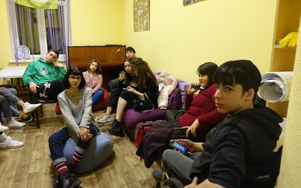 בני נוער מבלים במרכז הקהילה היהודית "מגדל" באודסה, ללא תאריך (צילום: באדיבות קירה ורחובסקי)
