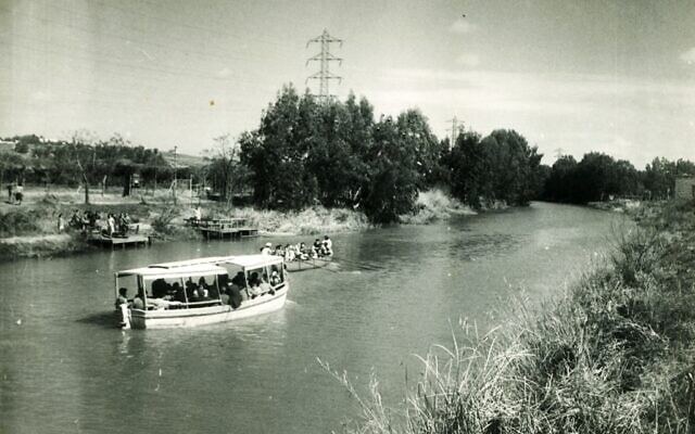 סירות שטות בנחל הירקון בשנת 1950-1949 (צילום: מאוסף התמונות של גבי ודוד ענתבי, מתוך אתר פיקיויקי)