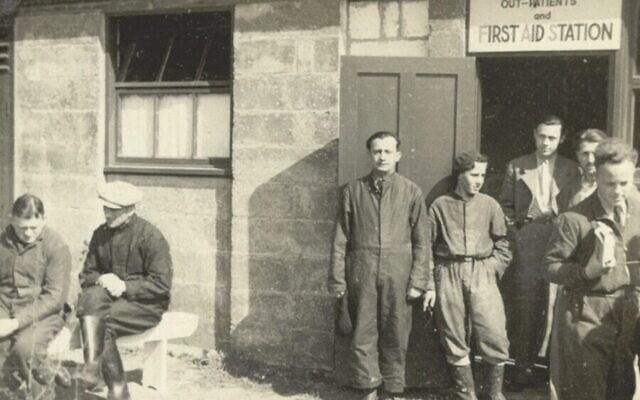 דיירי המחנה עומדים מחוץ לביתן העזרה הראשונה במחנה קיצ&#039;נר, ב-1939 או 1940 (צילום: אוסף ספריית וינר בלונדון)
