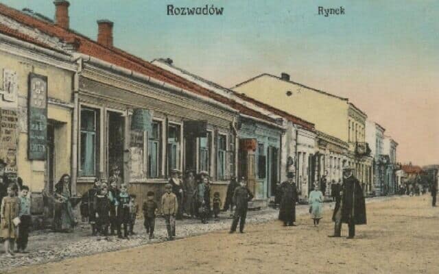 גלויה מפולין של לפני המלחמה, שמתארת את הרחוב היהודי ברוזוודוב (צילום: רשות הציבור)