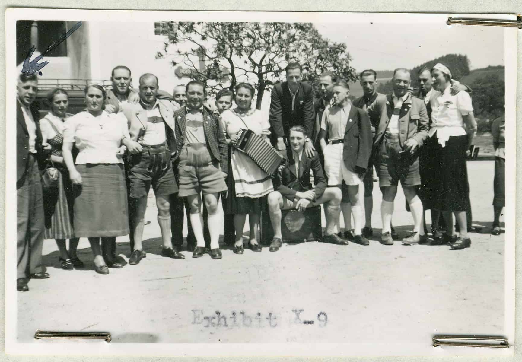 צוות מרכז "המתות החסד" באלקובן (צילום: USHMM)