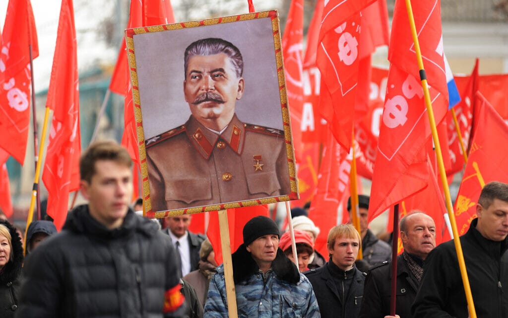 דיוקנו של סטלין נישא במצעד של המפלגה הקומוניסטית ברוסיה, נובמבר 2015 (צילום: AlexeyBorodin/istockphoto)