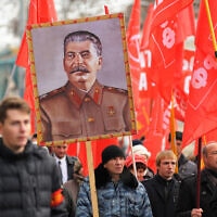 דיוקנו של סטלין נישא במצעד של המפלגה הקומוניסטית ברוסיה, נובמבר 2015 (צילום: AlexeyBorodin/istockphoto)