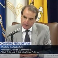 : ג'ייסון איזקסון מהוועד היהודי האמריקאי משתתף בפאנל בוועידה של מחלקת המשפטים של ארצות הברית על המאבק באנטישמיות, 15 ביולי 2019 (צילום: צילום מסך מרשת C-Span)