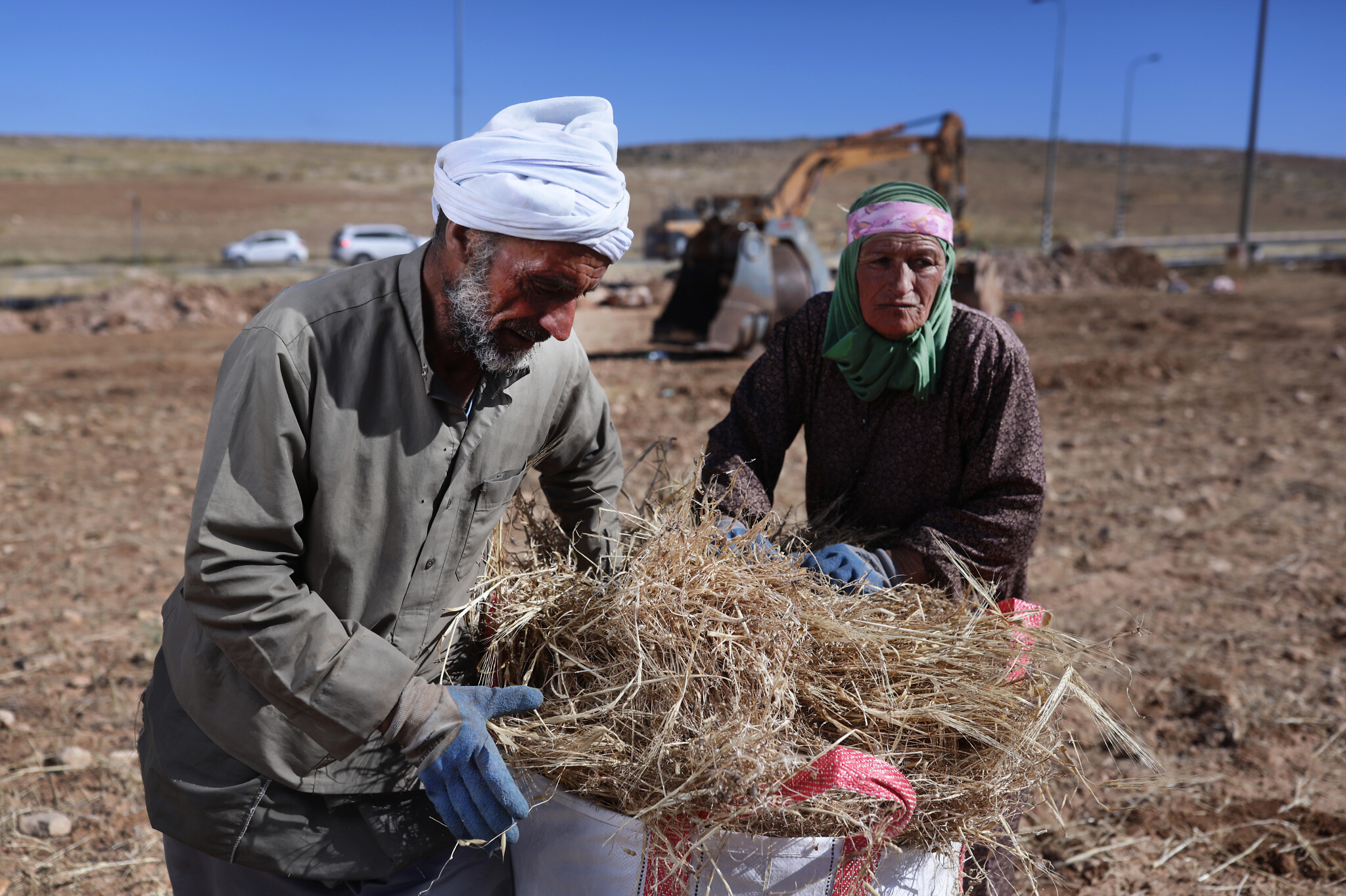 חאלד אבו-עבד וקרובת משפחה עובדים את האדמה ליד הכביש המוביל לסוסיא (צילום: אלדד רפאלי)