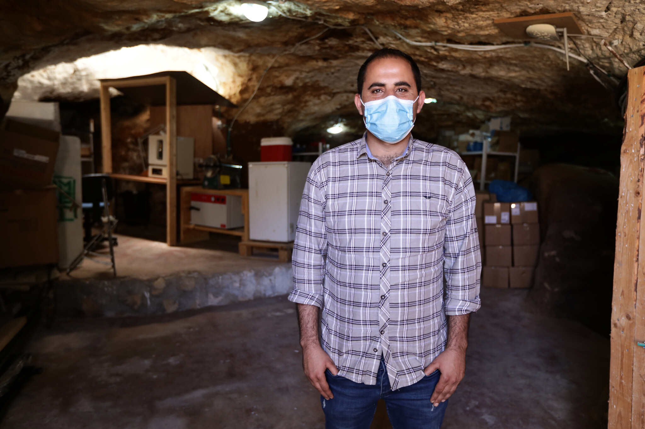אחמד סיירה במעבדה של קומט מי בקוואוויס (צילום: אלדד רפאלי)