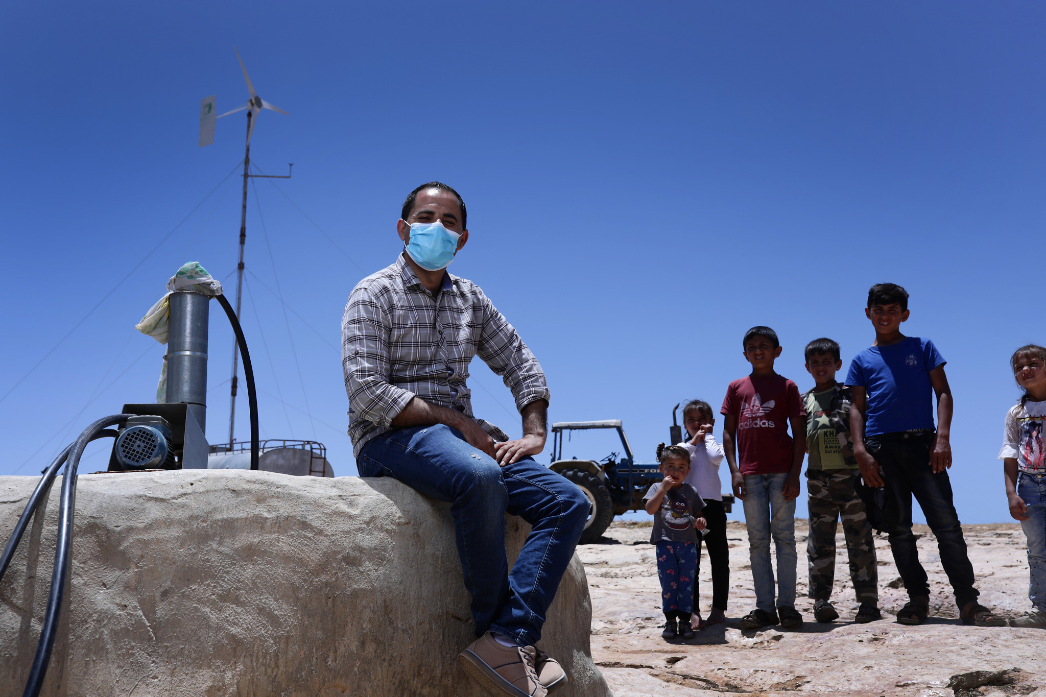 אחמד סיירה ליד אחת הבארות שהקימה קומט מי בקוואוויס (צילום: אלדד רפאלי)