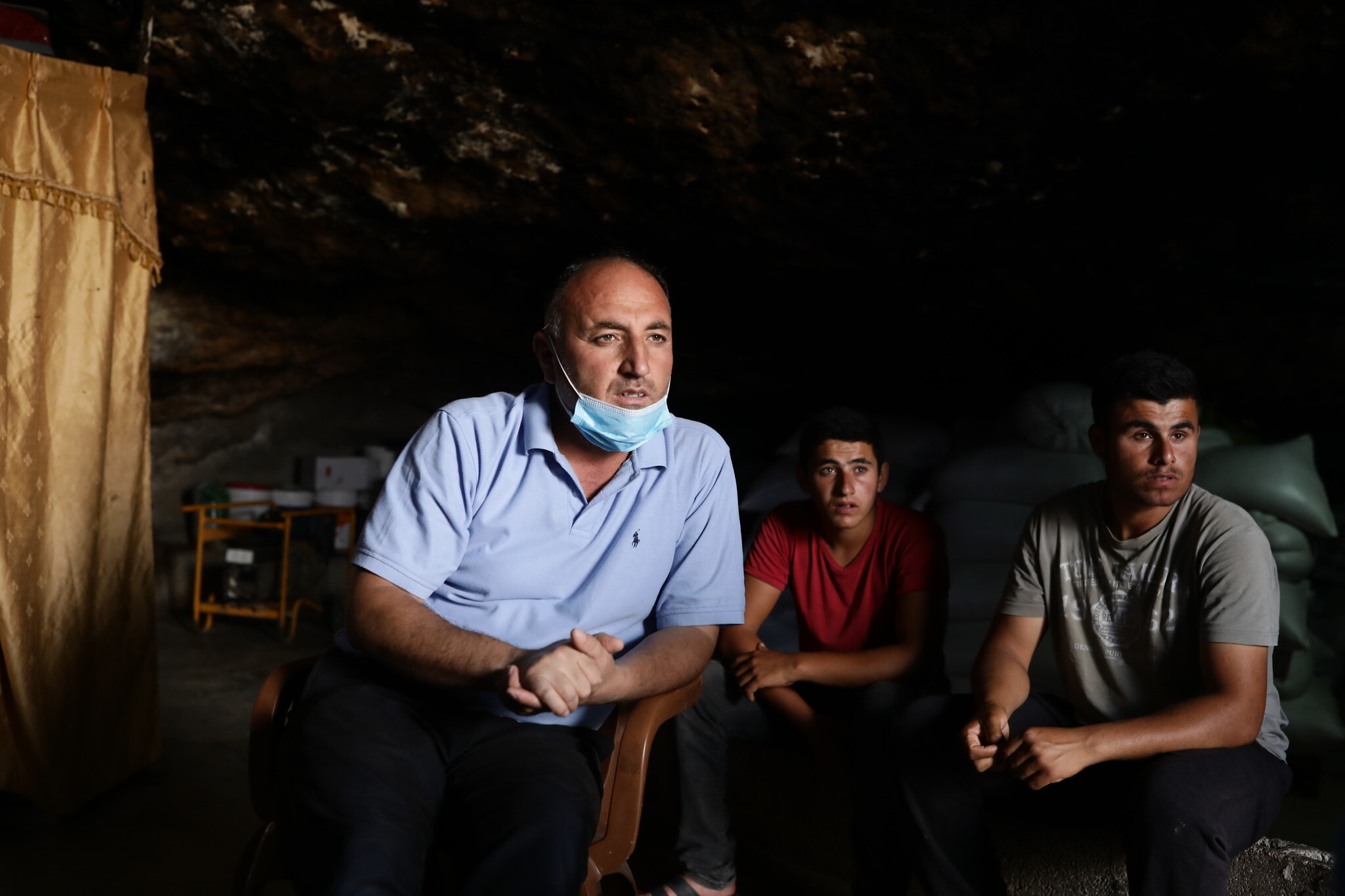נידאל יונס במערה שלו בחרבת ג'ינבה שבמסאפר יטא (צילום: אלדד רפאלי)