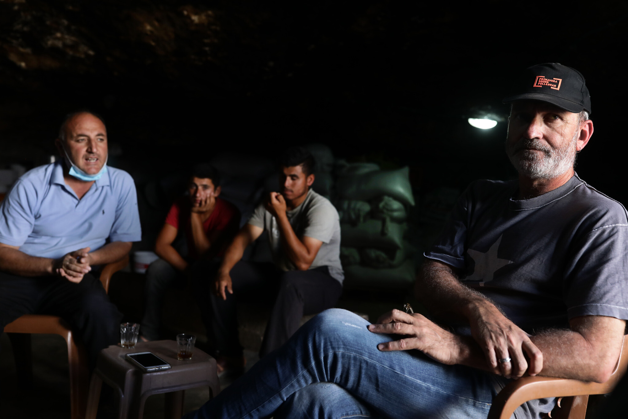אמיר בן-דוד עם נידאל יונס במערה שלו בחרבת ג&#039;ינבה (צילום: אלדד רפאלי)