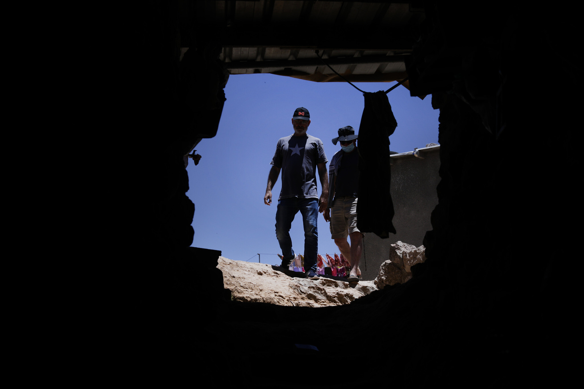 אמיר בן-דוד ונידאל יונס בכניסה למערה של משפחת יונס (צילום: אלדד רפאלי)