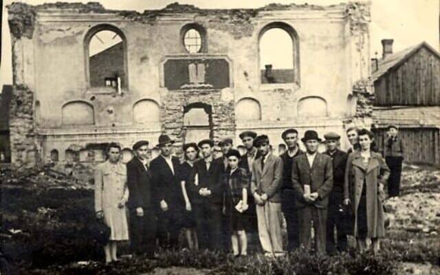 יהודי רוזוודוב בבית הכנסת ההרוס אחרי המלחמה (צילום: רשות הציבור)