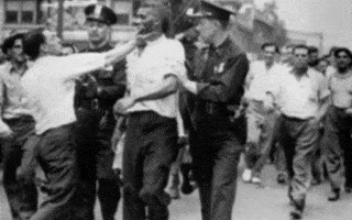 גבר שחור נעצר במהלך הטבח בטלסה (צילום: רשות הציבור)
