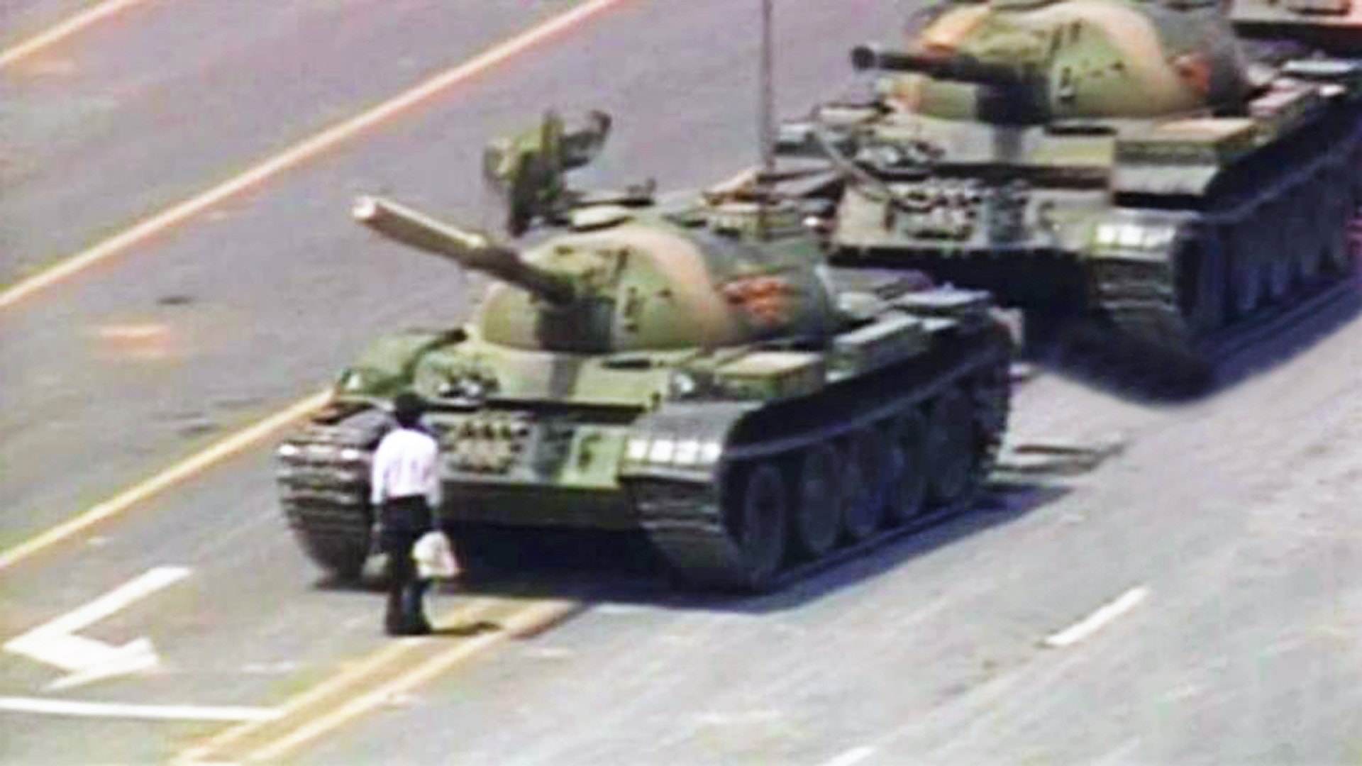 המפגין הבודד מול שיירת הטנקים בכיכר טיאננמן, 4 ביוני 1989 (צילום: AP)