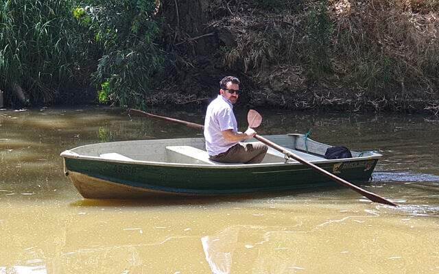 סגן ראש עיריית רמת גן רועי ברזילי שט בנחל הירקון, במקטע החדש המתוכנן לפתיחה לשייט (צילום: אביב לביא)