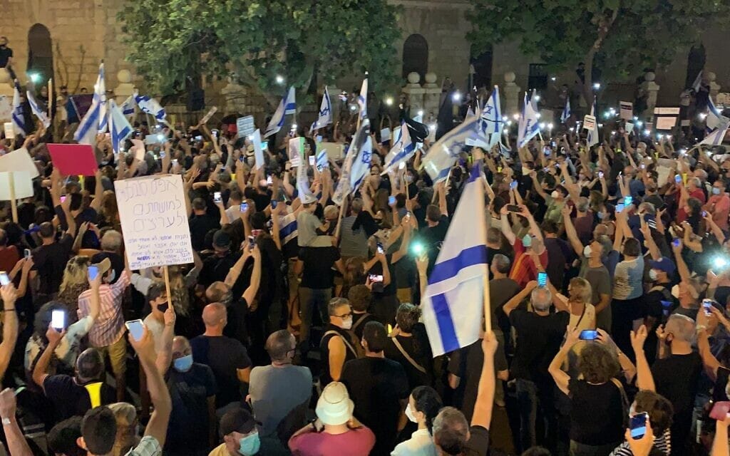 הפגנה נגד מעצרו של תא"ל אמיר השכל ונגד השחיתות השלטונית מול בית ראש הממשלה בירושלים, 27 ביוני 2020 (צילום: מחאת הדגלים השחורים)