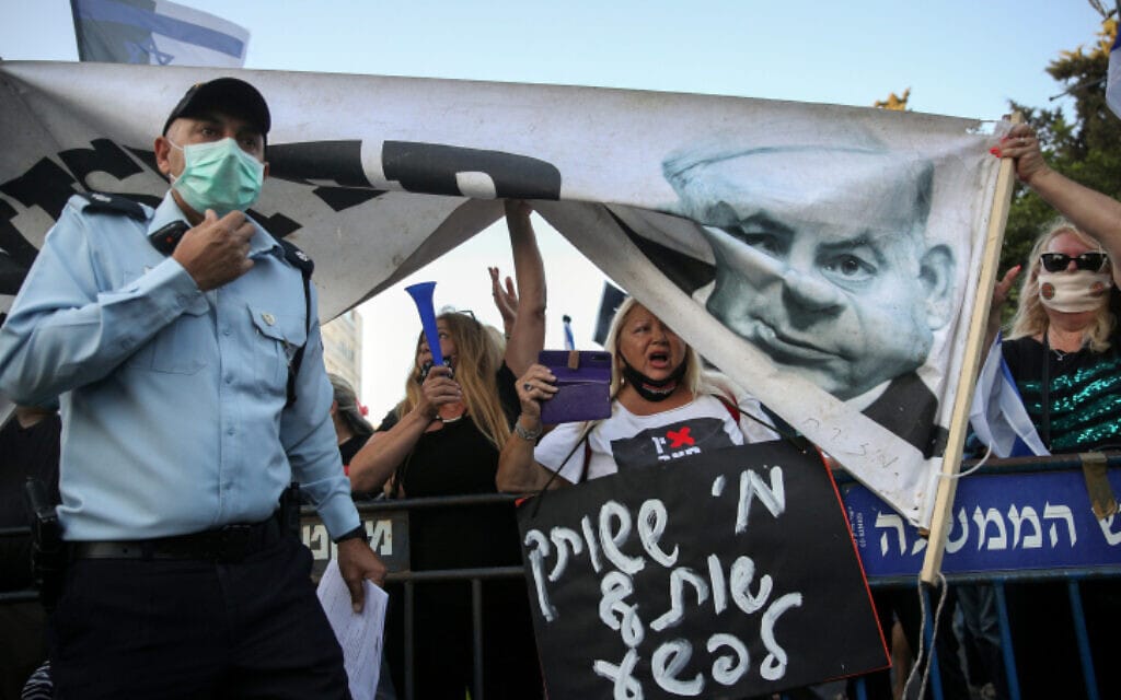 הפגנה נגד מעצרו של תא"ל אמיר השכל ונגד השחיתות השלטונית מול בית ראש הממשלה בירושלים, 27 ביוני 2020 (צילום: יונתן סינדל / פלאש 90)