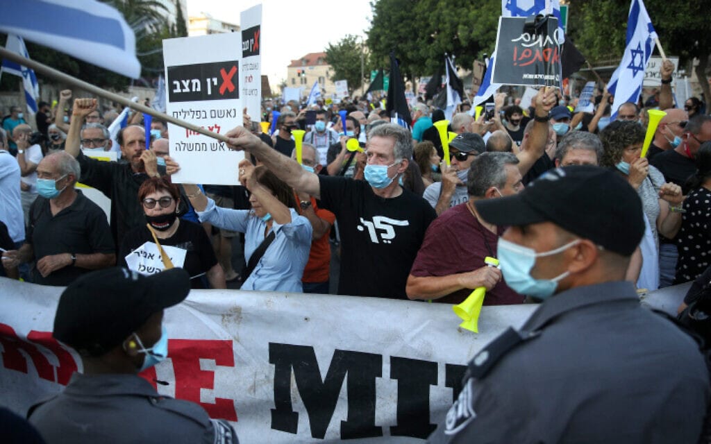 הפגנה נגד מעצרו של תא"ל אמיר השכל ונגד השחיתות השלטונית מול בית ראש הממשלה בירושלים, 27 ביוני 2020 (צילום: יונתן סינדל / פלאש 90)