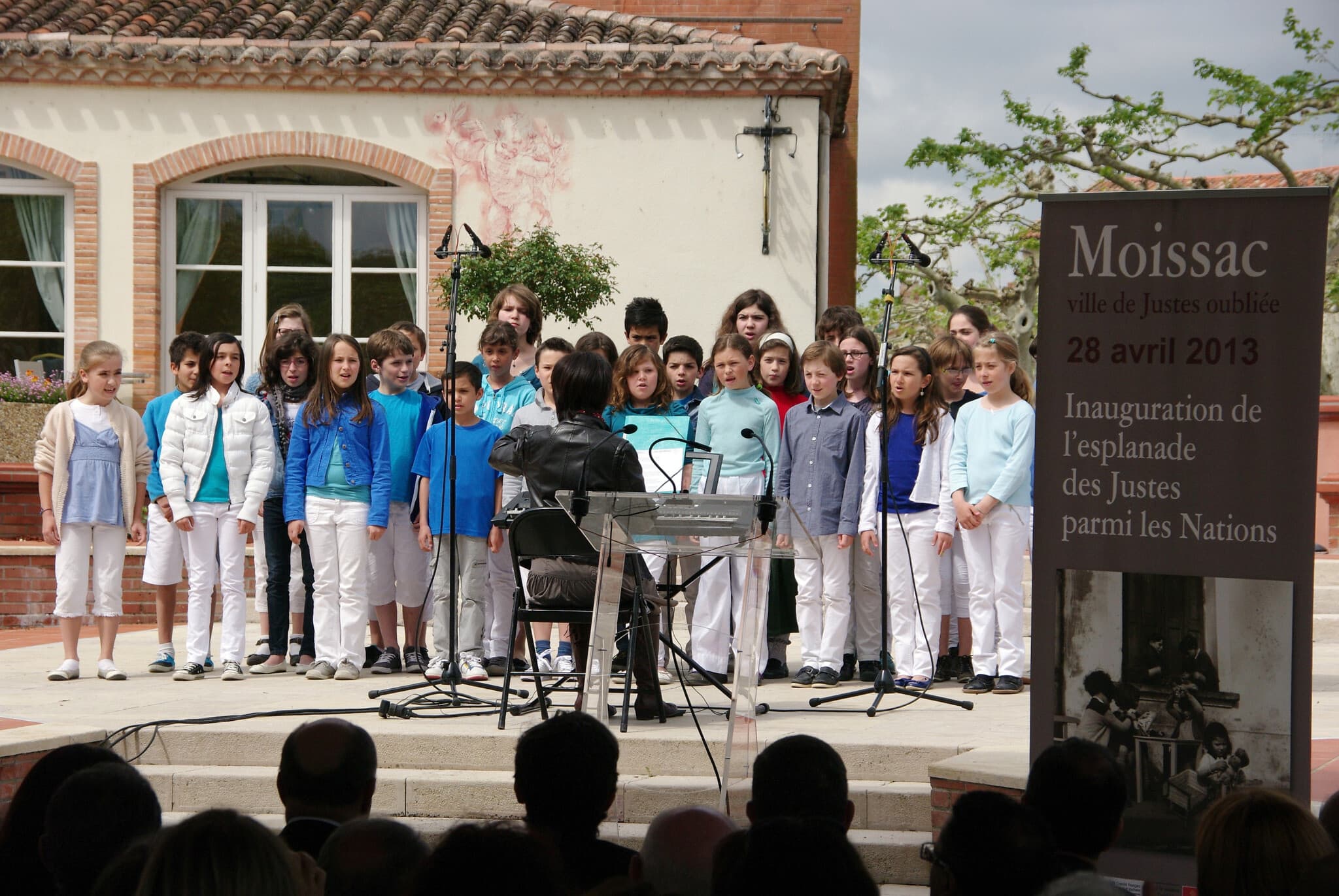 ילדי מואסק שרים בטקס חנוכת כיכר חסידי אומות העולם בעיר, ארכיון, 2013 (צילום: Courtesy of Moissac, ville de Justes oubliée/ via JTA)