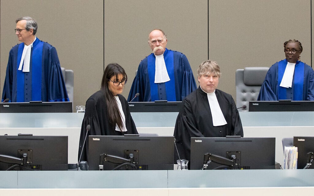 מאחור, בכחול, שופטי בית הדין בהאג ב-2019: ריינה אדלייד סופי אלפיני-גאנסו מבנין, פיטר קובאץ' מהונגריה, ומארק פרין דה ברישמבו מצרפת (צילום: courtesy ICC)
