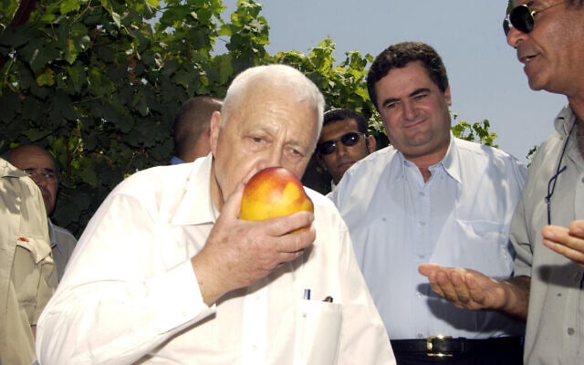 ראש הממשלה אריאל שרון ושר החקלאות ישראל כ&quot;ץ בסיור במכון וולקני (צילום: משה מילנר/לע&quot;מ)