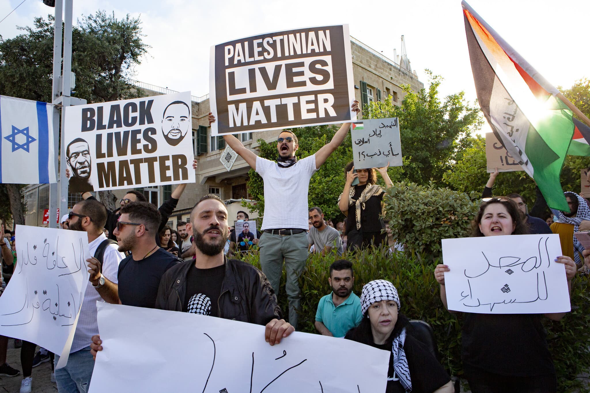 מפגינים בחיפה מוחים נגד הריגתו של צעיר פלסטיני אוטיסטי, שנורה בידי המשטרה אף שלא היה חמוש, 2 ביוני 2020 (צילום: Mati Milstein/NurPhoto דרך Getty Images)