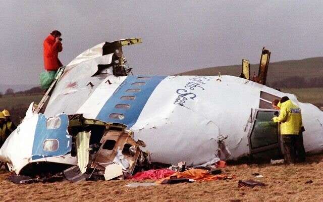 המשטרה וחוקרים אחרים בוחנים את שרידי המטוס של פאן אמריקן בלוקרבי, סקוטלנד, 22 בדצמבר 1988 (צילום: AP)