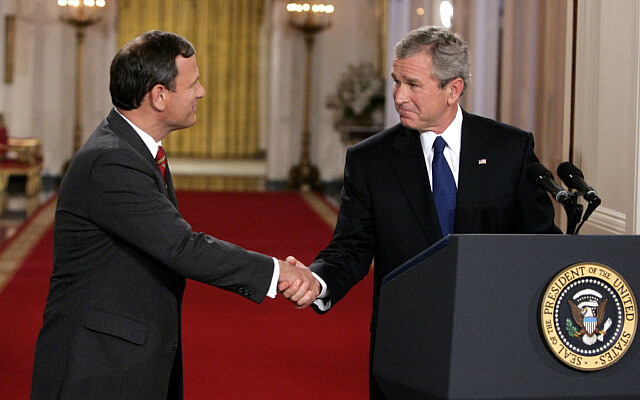 הנשיא ג&#039;ורג&#039; בוש הבן לוחץ את ידו של מועמדו לבית המשפט העליון, ג&#039;ון רוברטס, ב-19 ביולי 2005 (צילום: AP Photo/Charles Dharapak)