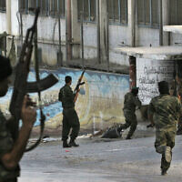קציני ביטחון פלסטינים בקרב חמושים מאירגון אל אקסא בשכם (צילום: AP Photo/Nasser Ishtayeh)