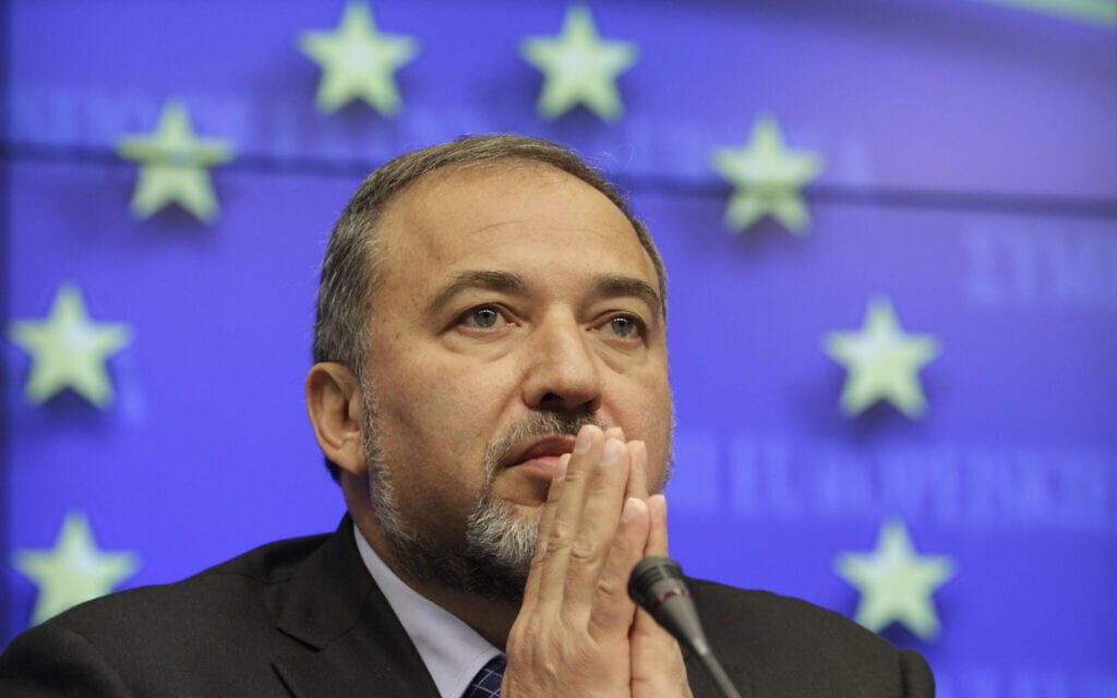 אביגדור ליברמן כשר החוץ של ישראל ב-2011 משתתף בעידכון עיתונאים במועצת האסוציאציה של האיחוד האירופי וישראל בבריסל. (צילום: AP Photo/Yves Logghe)