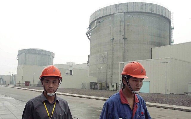 הכור הגרעיני הסיני Qinshan, ארכיון, 2005 (צילום: AP Photo/Eugene Hoshiko, File)