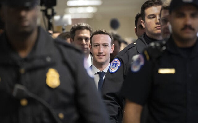 מנכ&quot;ל פייסבוק מארק צוקרברג מגיע לסנאט, ב-9 באפריל 2018 (צילום: AP Photo/J. Scott Applewhite)