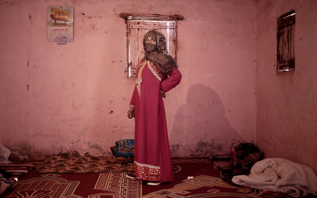 אישה בדואית בחצי האי סיני, ארכיון, 2019 (צילום: AP Photo/Nariman El-Mofty)