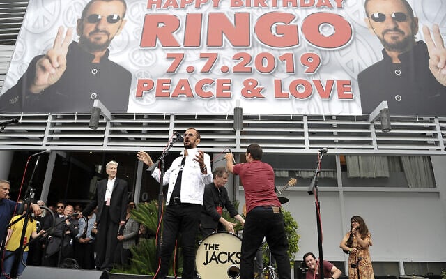 חגיגות יום ההולדת ה-79 של רינגו סטאר, ב-7 ביולי 2019, למרגלות בניין קפיטול רקורדס בהוליווד (צילום: Richard Shotwell/Invision/AP)