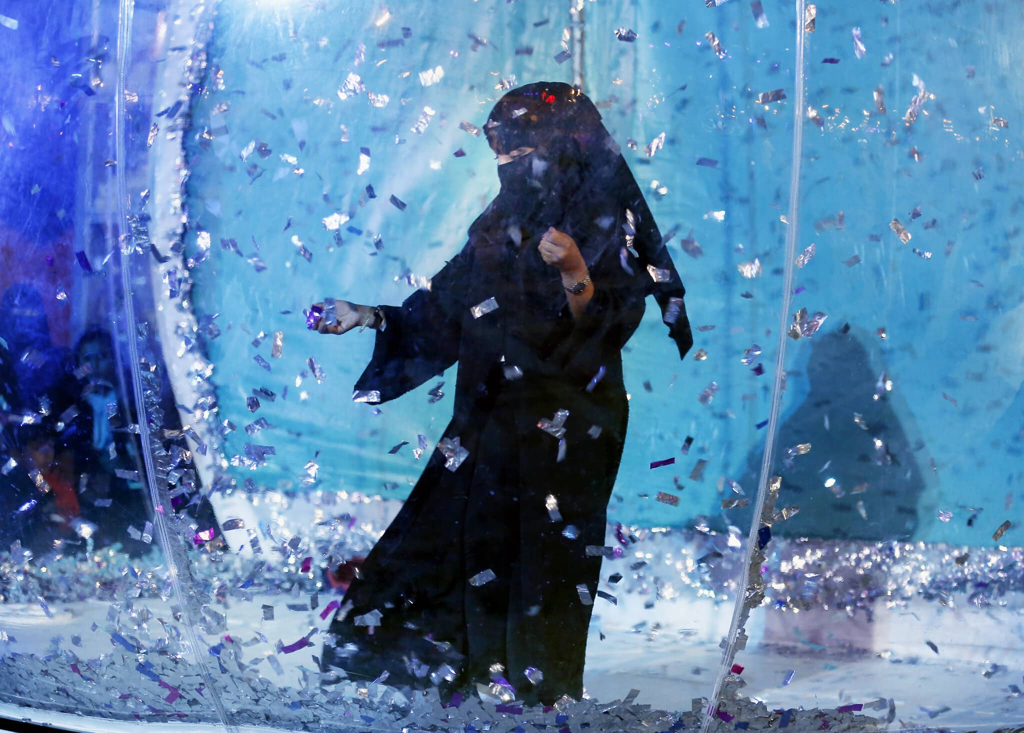 אישה סעודית משתמשת במתקן בפארק שעשועים, במסגרת הגדלת זכויות הנשים שם, ארכיון, 2019 (צילום: AP Photo/Amr Nabil)