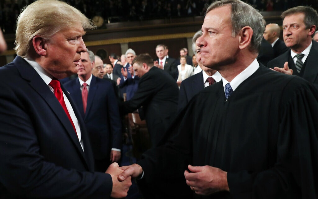 השופט ג'ון רוברטס לוחץ את ידו של דונלד טראמפ בנאום מצב האומה של הנשיא, ב-4 בפברואר 2020 (צילום: Leah Millis/Pool via AP)