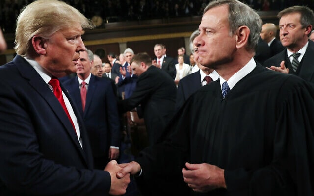 השופט ג&#039;ון רוברטס לוחץ את ידו של דונלד טראמפ בנאום מצב האומה של הנשיא, ב-4 בפברואר 2020 (צילום: Leah Millis/Pool via AP)