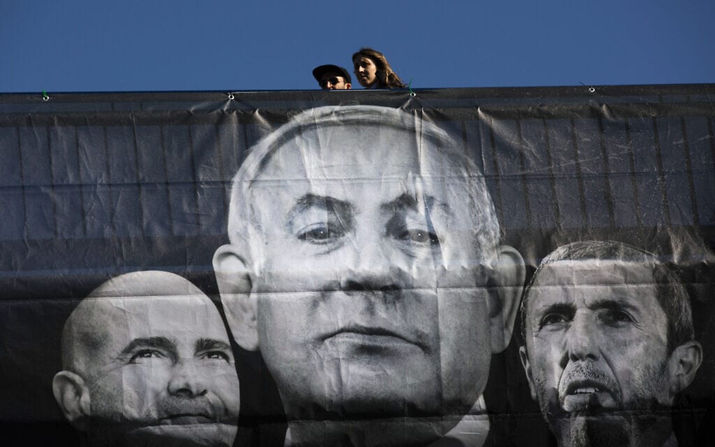 קמפיין של כחול-לבן נגד נתניהו ובלוק הימין, מרץ 2020 (צילום: AP Photo/Oded Balilty)