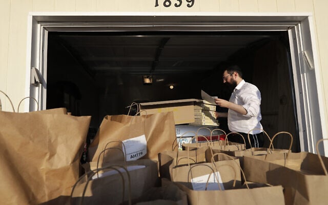 אילוסטרציה, מבצע חלוקת מזון בקהילה היהודית באילינוי במשבר הקורונה, אפריל 2020 (צילום: AP Photo/Nam Y. Huh)