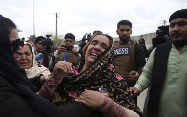 אילוסטרציה, משפחה אפגנית שהותקפה על ידי חמושים, מרץ 2020 (צילום: AP Photo/Rahmat Gul, File)