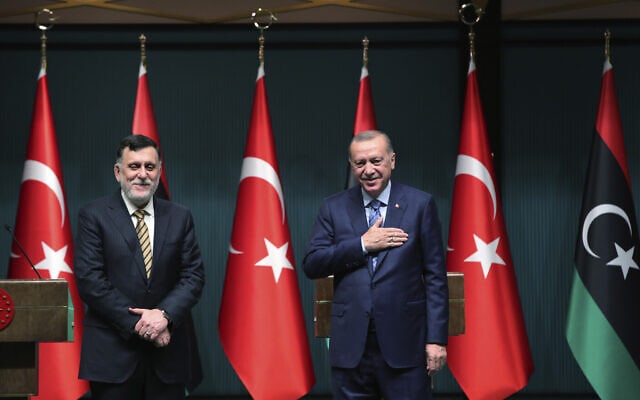 נשיא טורקיה ארדואן וראש ממשלת לוב פאיז א-סראג&#039;, יוני 2020 (צילום: Turkish Presidency via AP, Pool)