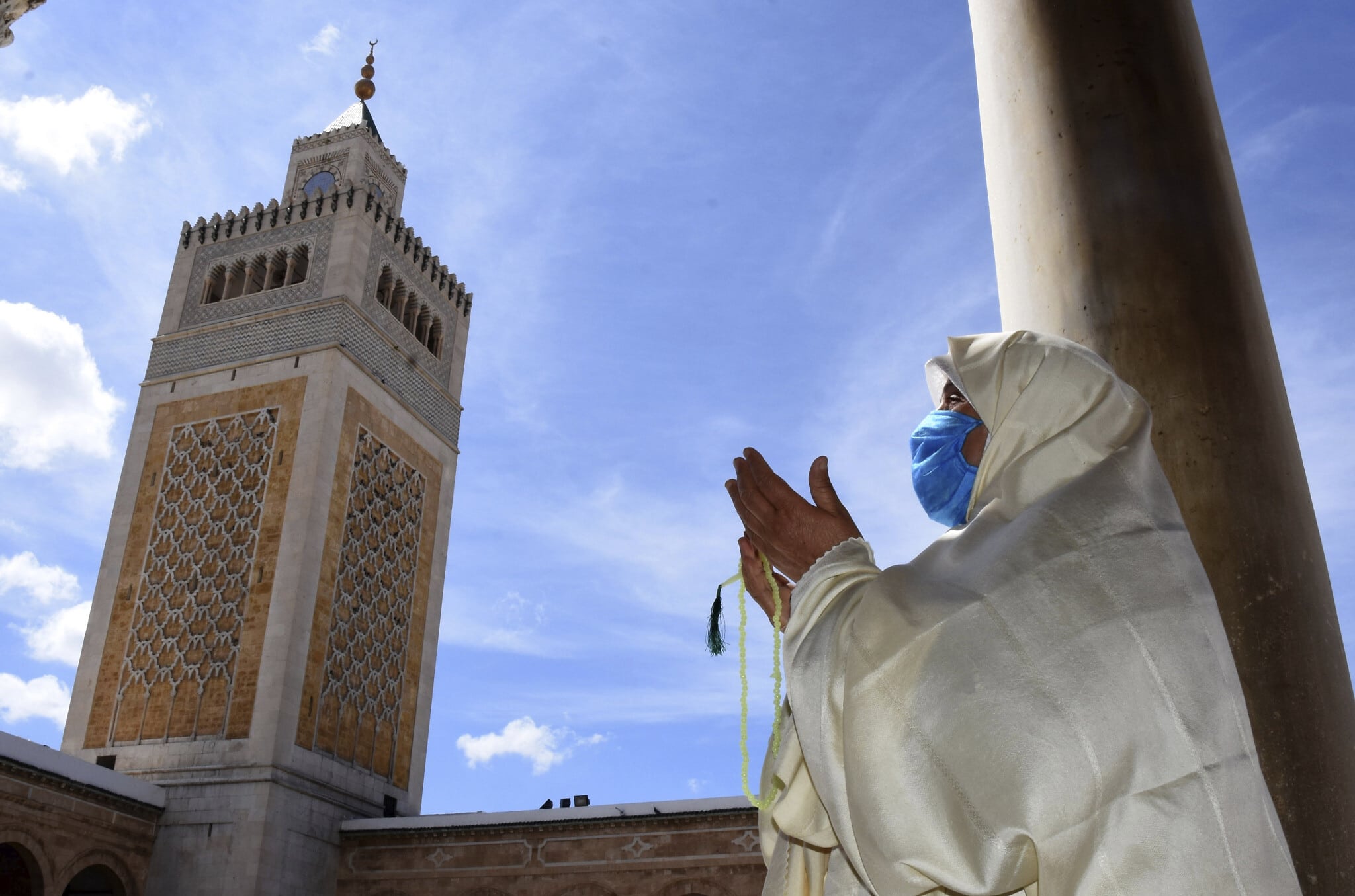עידן הקורונה בתוניסיה: פתיחת המסגדים אחרי שלושה חודשים, יוני 2020 (צילום: AP Photo/Hassene Dridi)