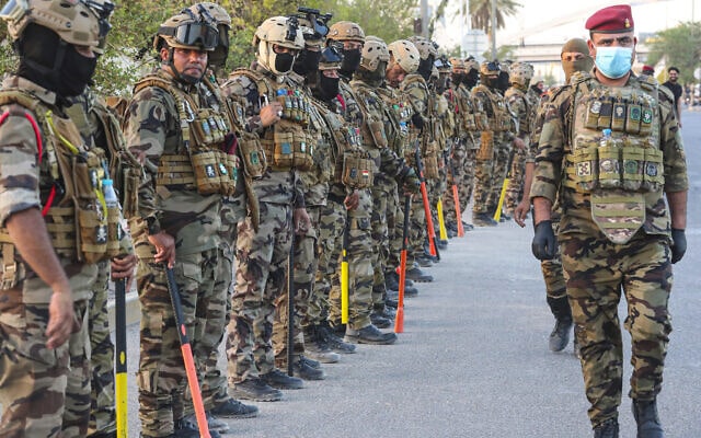 כוחות הביטחון בעיראק נערכים לדכא הפגנה, יוני 2020 (צילום: AP Photo/Nabil al-Jurani)