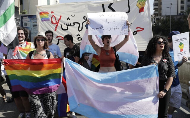 פעילים להט&quot;בים מצטרפים למחאה החברתית בלבנון, יוני 2020 (צילום: AP Photo/Hassan Ammar)