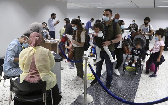 לבנונים אמידים יחסית שבים לארצם לאחר פתיחת חלקית של שמי ביירות. התקווה היא כי יכניסו דולרים לקופת המדינה המידלדלת, יולי 2020 (צילום: AP Photo/Bilal Hussein)
