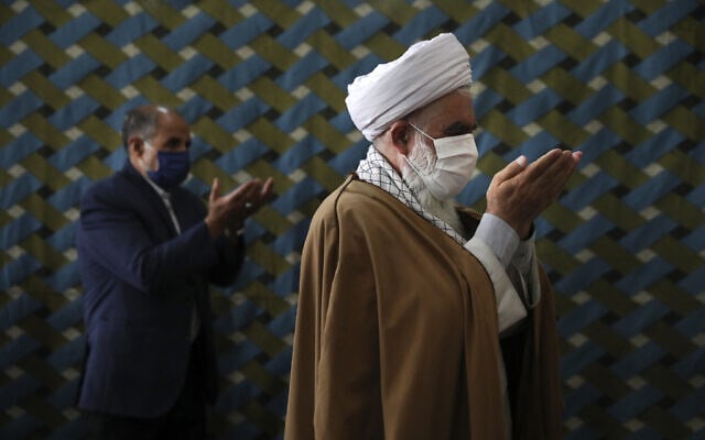 עידן הקורונה באיראן, יולי 2020, מתפללים בהתאם להנחיות הריחוק החברתי (צילום: AP Photo/Vahid Salemi)