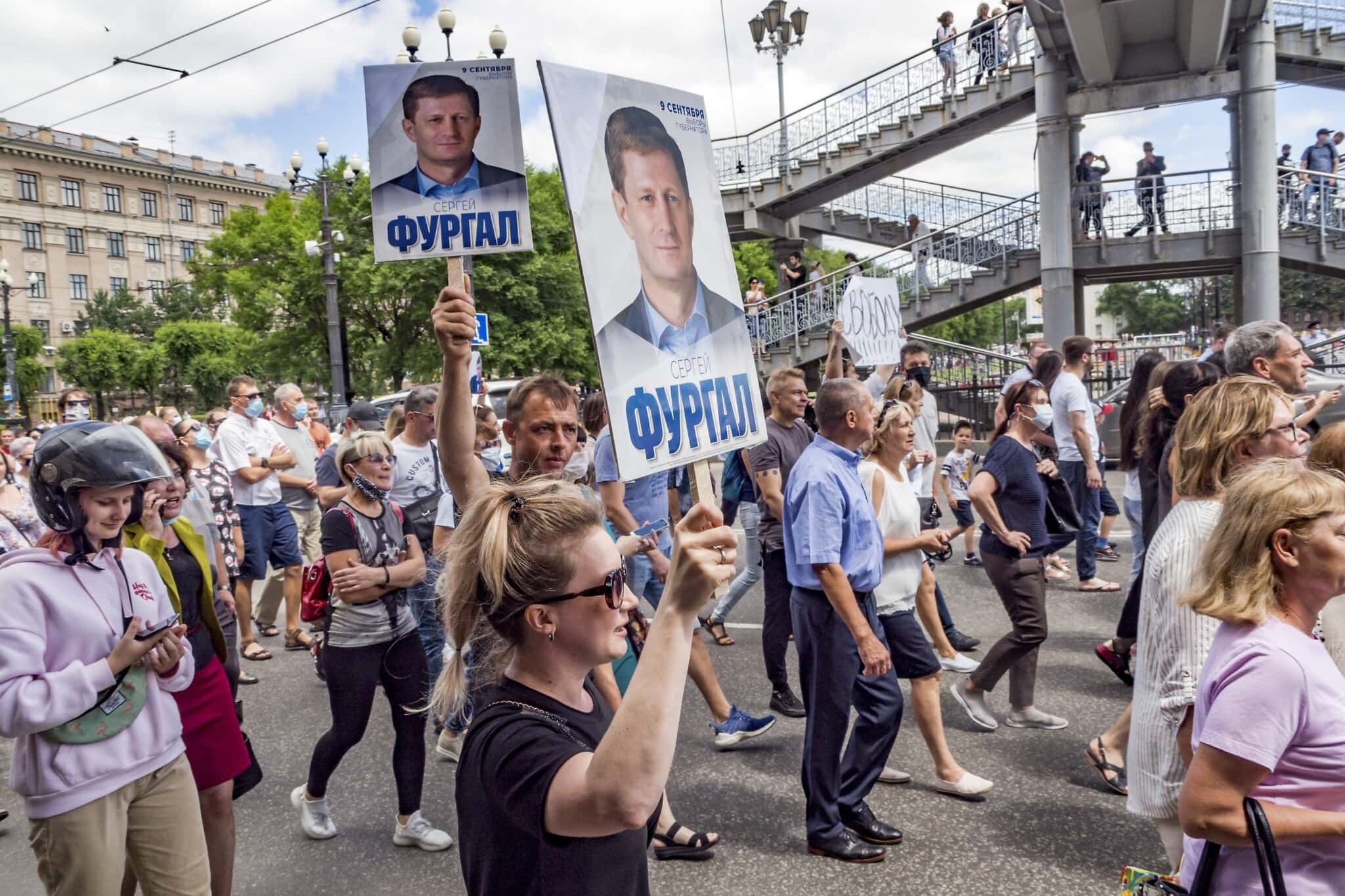 אלפי מפגינים בעיר חברובסק ברוסיה במחאה נגד מעצרו של מושל האזור באשמת מעורבות ברצח. יולי 2020 (צילום: (AP Photo/Igor Volkov))