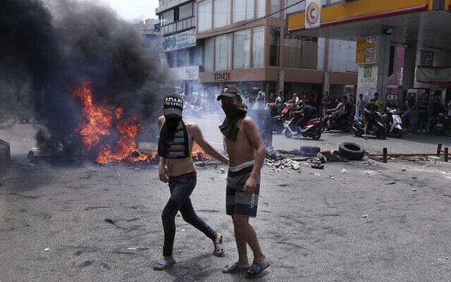 מפגינים צעירים בביירות, הקורסת כלכלית וטובעת באשפה, יולי 2020 (צילום: AP Photo/Bilal Hussein)
