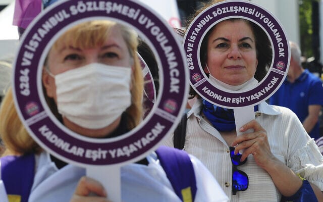 מחאה בטורקיה למען זכויות נשים, יולי 2020 (צילום: AP Photo/Omer Kuscu)